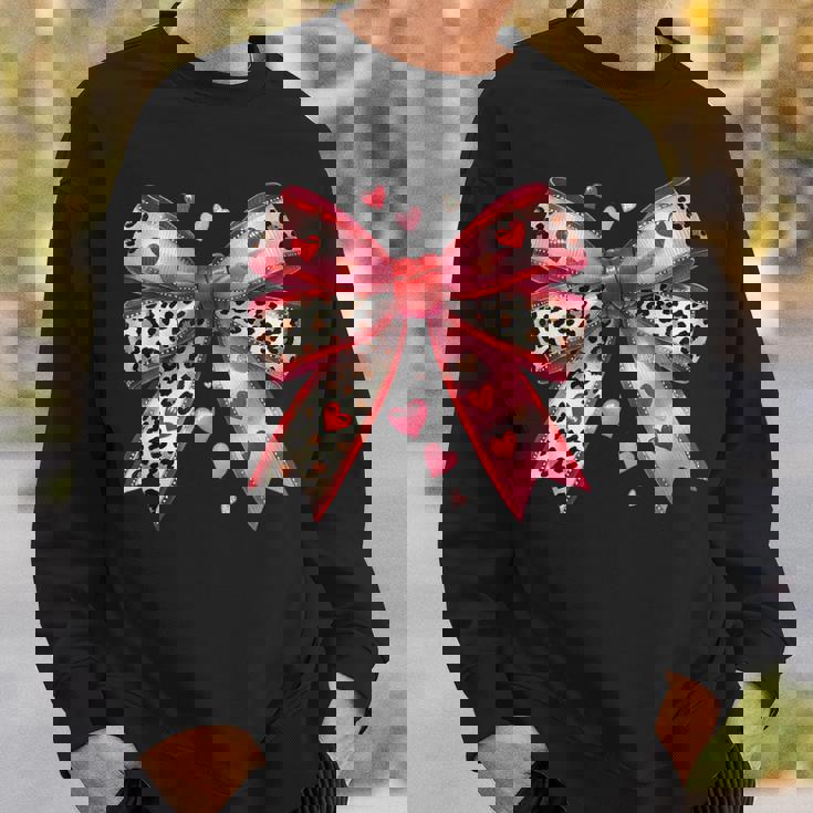 ハート付きピンクヒョウ柄リボン。 スウェットシャツ 彼への贈り物