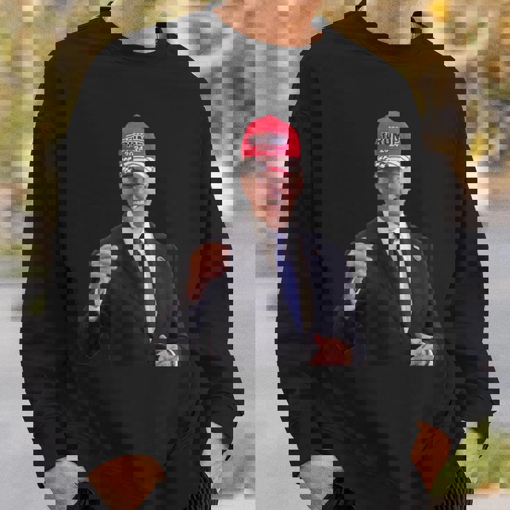 バイデンはトランプの帽子をかぶっています 2024 スウェットシャツ 彼への贈り物