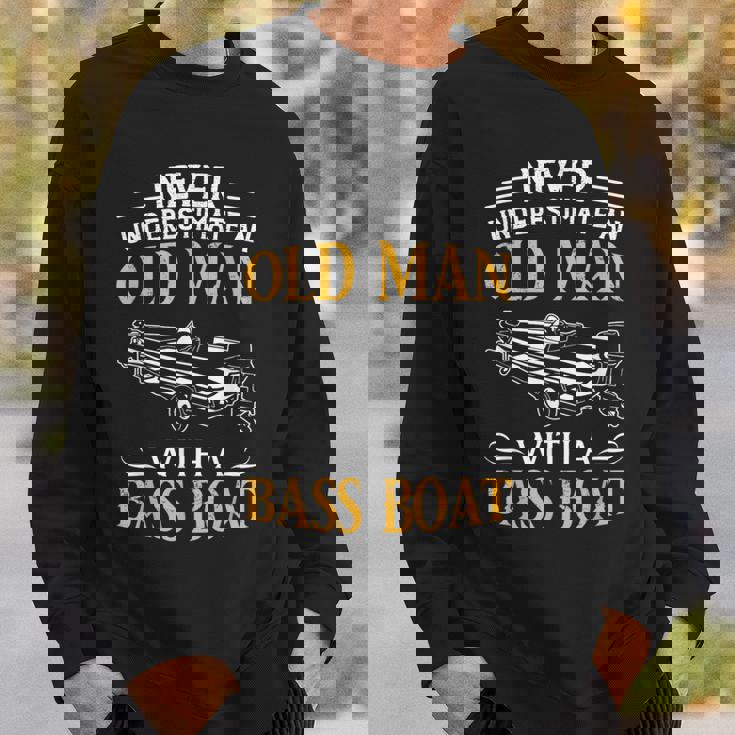 バスボート釣りの老人を決して過小評価しないでください スウェットシャツ 彼への贈り物