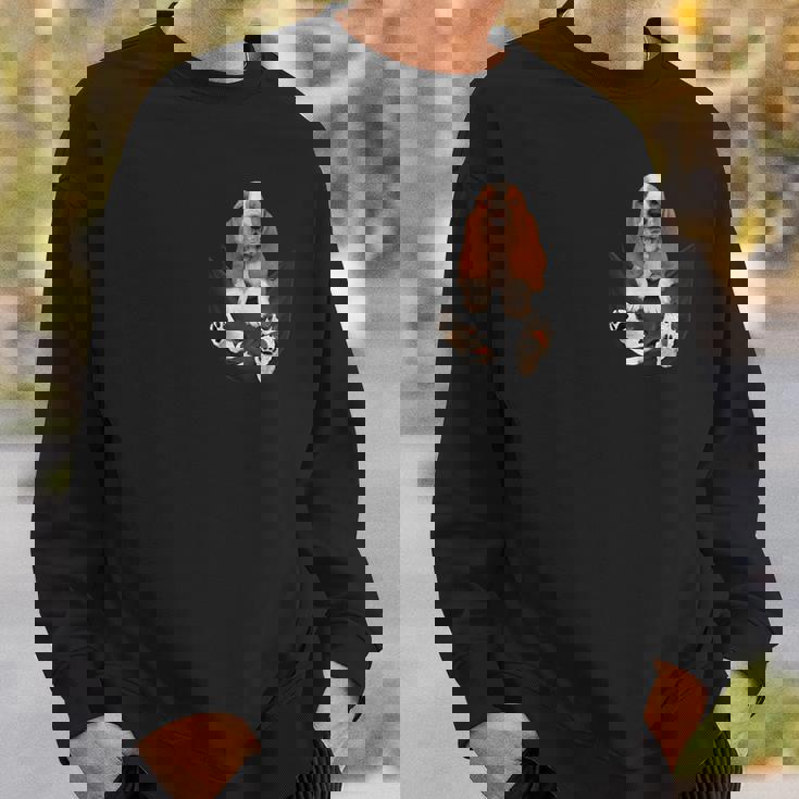 バセットハウンド愛好家のためのファニーバセットハウンド ポケットの中のバセットハウンド スウェットシャツ 彼への贈り物