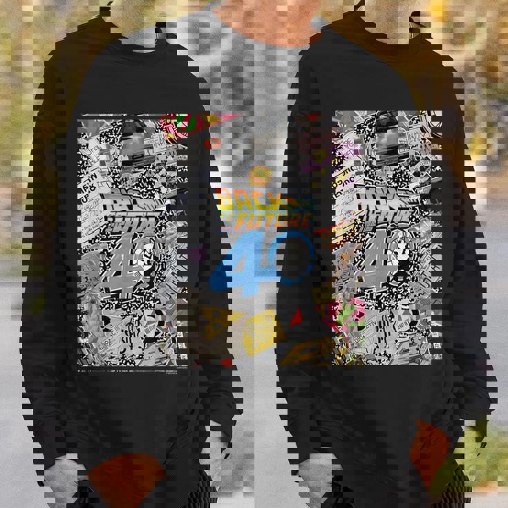 バック・トゥ・ザ・フューチャー 40周年記念ステッカー コラージュ スウェットシャツ 彼への贈り物