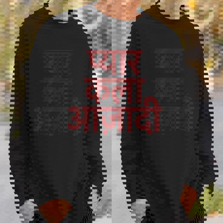 ヒンディー語で書かれた愛、芸術、自由 スウェットシャツ 彼への贈り物