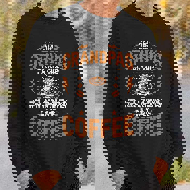 ビンゴをするおじいちゃんもいる本当のおじいちゃんがコーヒーを淹れる スウェットシャツ 彼への贈り物