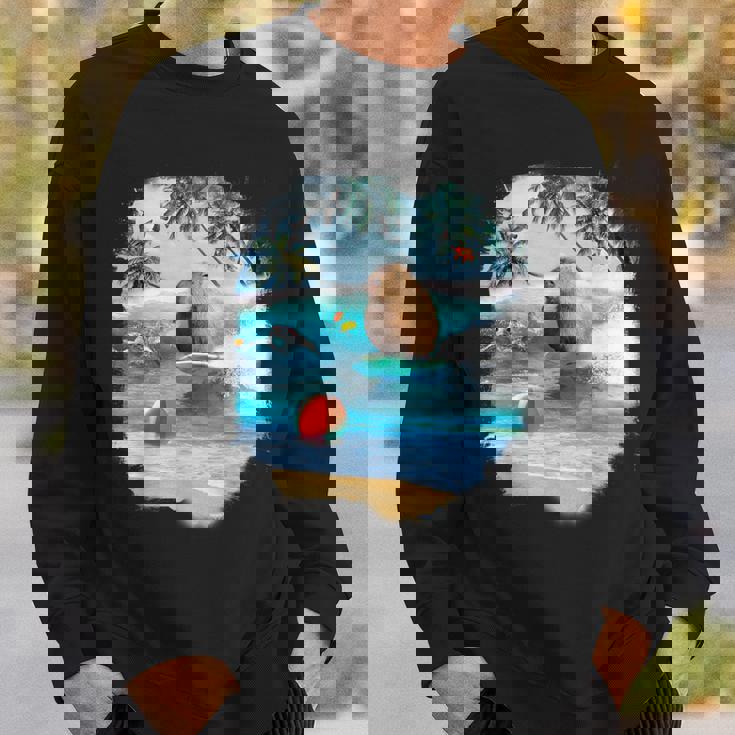 ビーチでのカピバラサーフィンおかしい スウェットシャツ 彼への贈り物