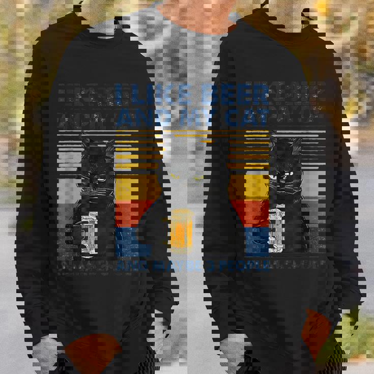 ビール好きで猫が手にビールを飲んでビール友達を応援 スウェットシャツ 彼への贈り物