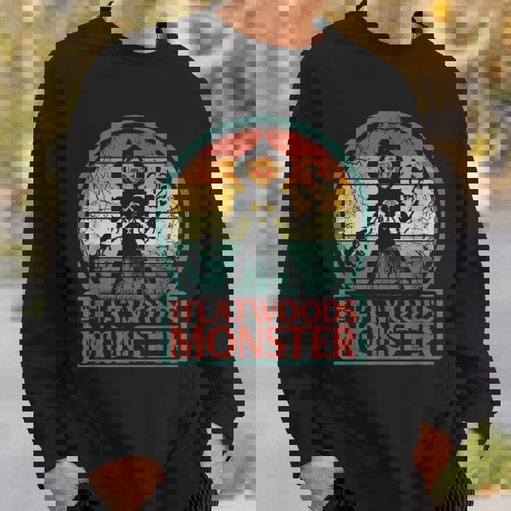 フラットウッズモンスター、レトロエイリアンブラクストン郡ウェストバージニア州クリプティッド スウェットシャツ 彼への贈り物