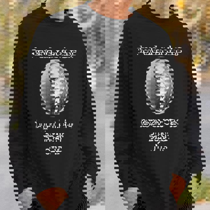 フロイトのスリップは私たちの胸に起こる-面白い心理学 スウェットシャツ 彼への贈り物