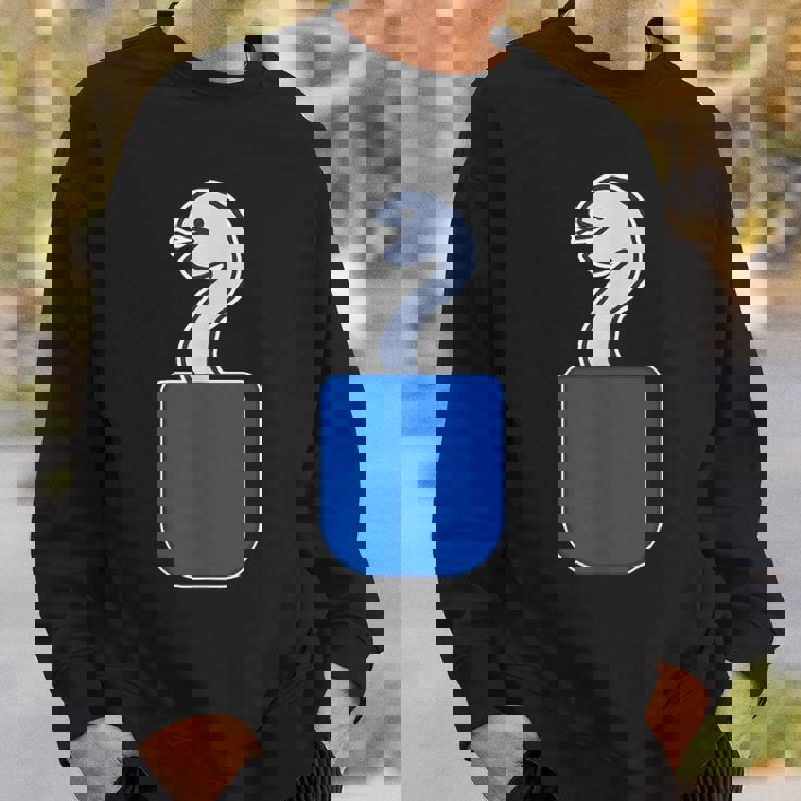 ヘビ 蛇（巳年）《いん ざ ポケット》ワンポイント 胸【どうぶつ フレンズ】動物 ポップ かわいい イラスト スウェットシャツ 彼への贈り物