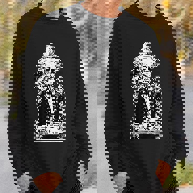 ホセ・グアダルーペ・ポサダ作 アルコール カラベラ 1888 スウェットシャツ 彼への贈り物