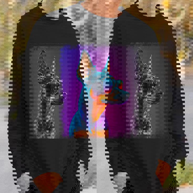 ミニピン 犬 オーナーのミニチュアピンシャーの漫画。 スウェットシャツ 彼への贈り物