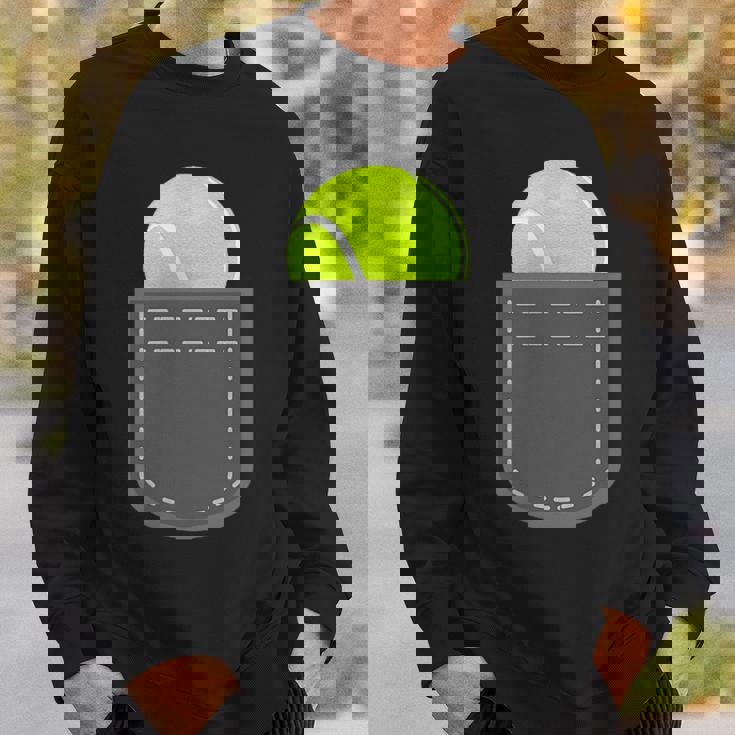 ユーモラスなテニスプレーヤーのための偽のポケットに入った面白いテニスボール スウェットシャツ 彼への贈り物