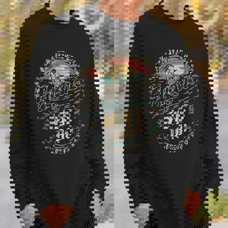 レトロな65歳の男性向け誕生日プレゼント。1960年5月、65歳。 スウェットシャツ 彼への贈り物