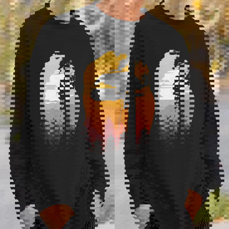 レトロサンセットツリークライマーアーボリスト。 スウェットシャツ 彼への贈り物