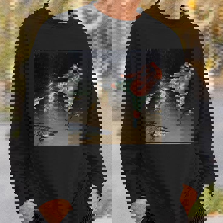 ワニを蹴る男 スウェットシャツ 彼への贈り物