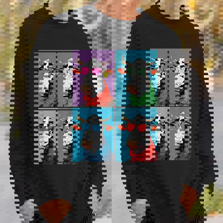 不機嫌そうな牛、エッジの効いた牛のグラフィックデザイン 牛好き向け スウェットシャツ 彼への贈り物