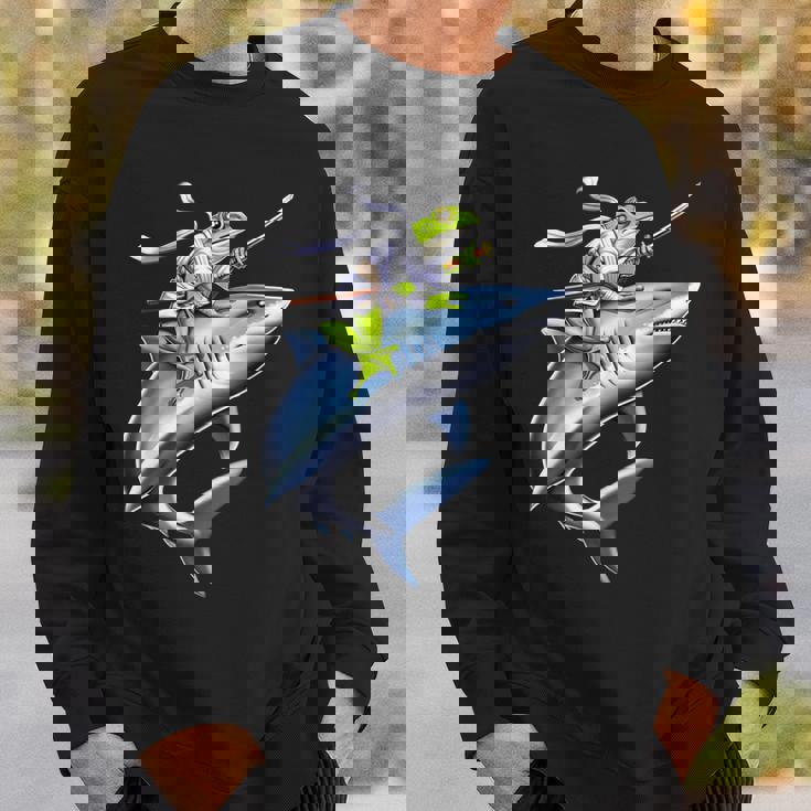 侍ニンジャカエルがサメに乗る日本の戦士面白い スウェットシャツ 彼への贈り物