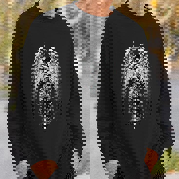 剣、十字架、翼を持つ神の天使ガブリエル大天使。 スウェットシャツ 彼への贈り物