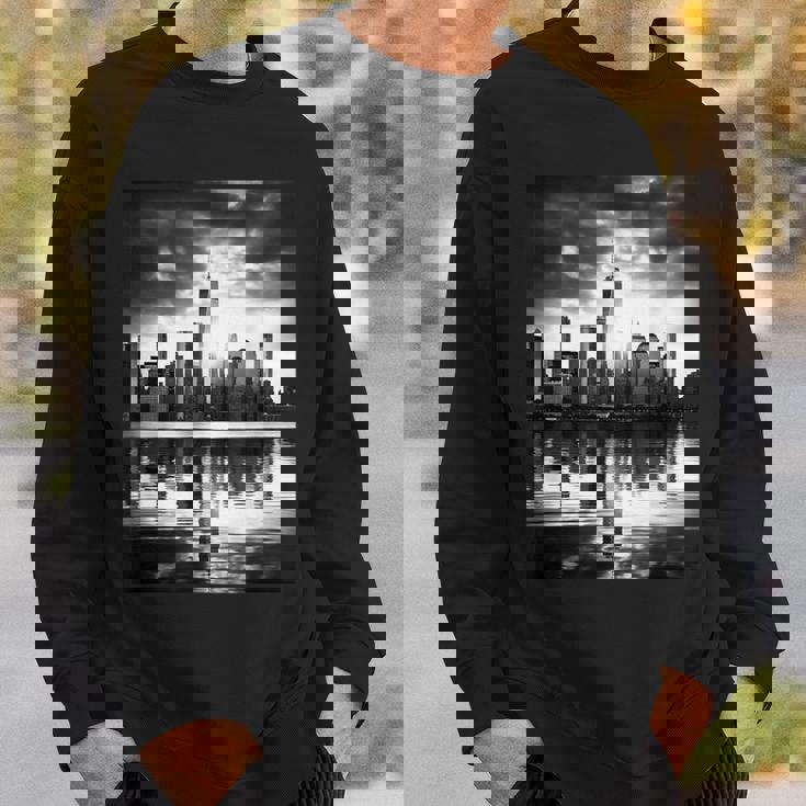 反射写真付き都市のモノクロ写真 スウェットシャツ 彼への贈り物