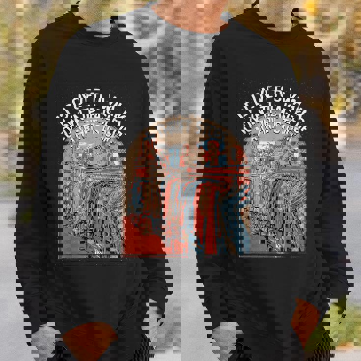 古着屋の通路を歩く面白い古着愛好家 スウェットシャツ 彼への贈り物