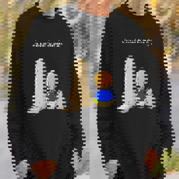 同じ空の下白文字 ウクライナ 反戦 平和 希望 仲間 家族 犬 猫 メンズ レディース キッズ スウェットシャツ 彼への贈り物