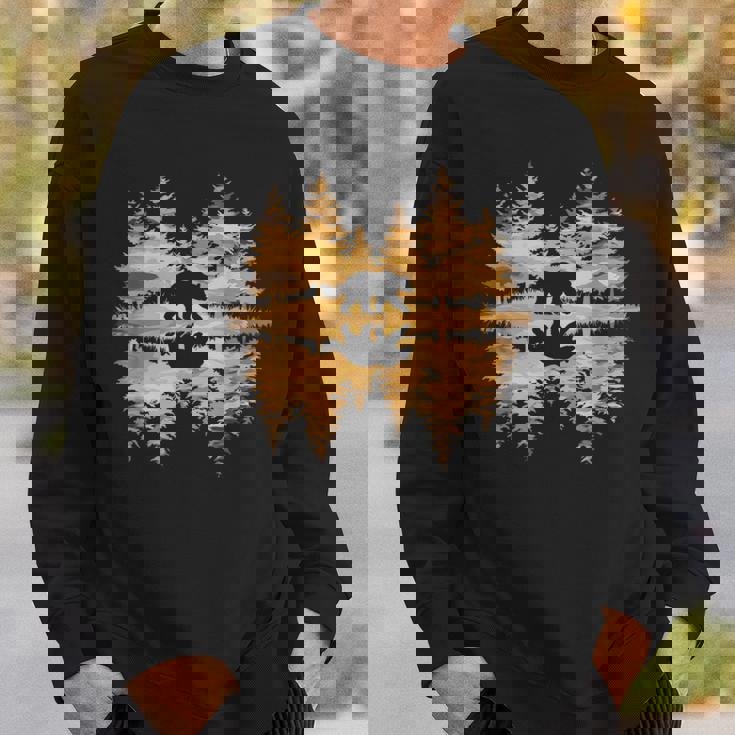 夕暮れのクマと森 自然愛好家 スウェットシャツ 彼への贈り物