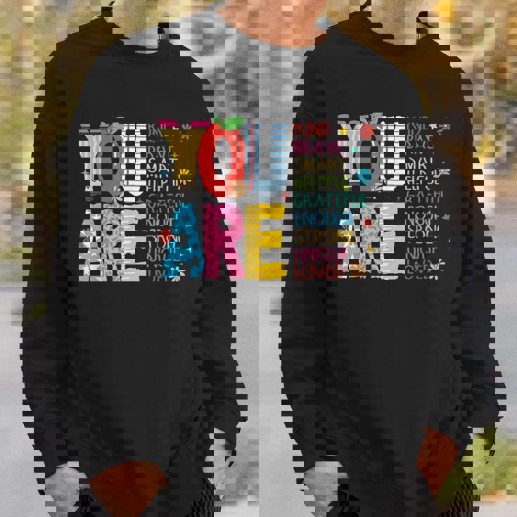 学校の初日に、あなたは素敵で、勇敢で、インスピレーションを与える先生です。 スウェットシャツ 彼への贈り物