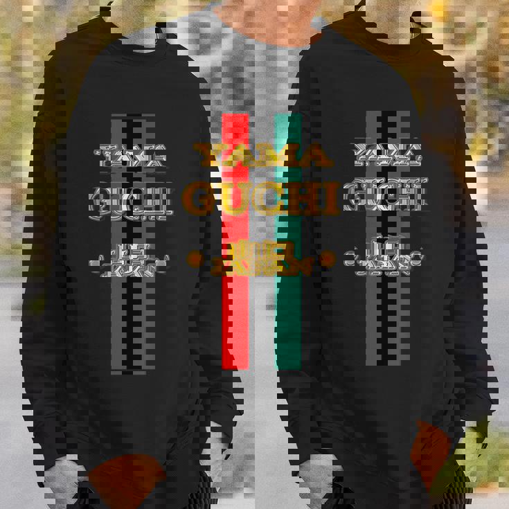 山口 Yamaguchi《フェイクゴールド 金 ロゴ》ブランド パロディ【47都道府県】プレゼント お土産 面白い スウェットシャツ 彼への贈り物