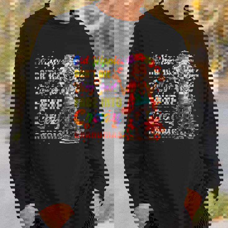 年老いたヒッピーは死なない、ただ狂ったおばあちゃんに消えていくだけ スウェットシャツ 彼への贈り物