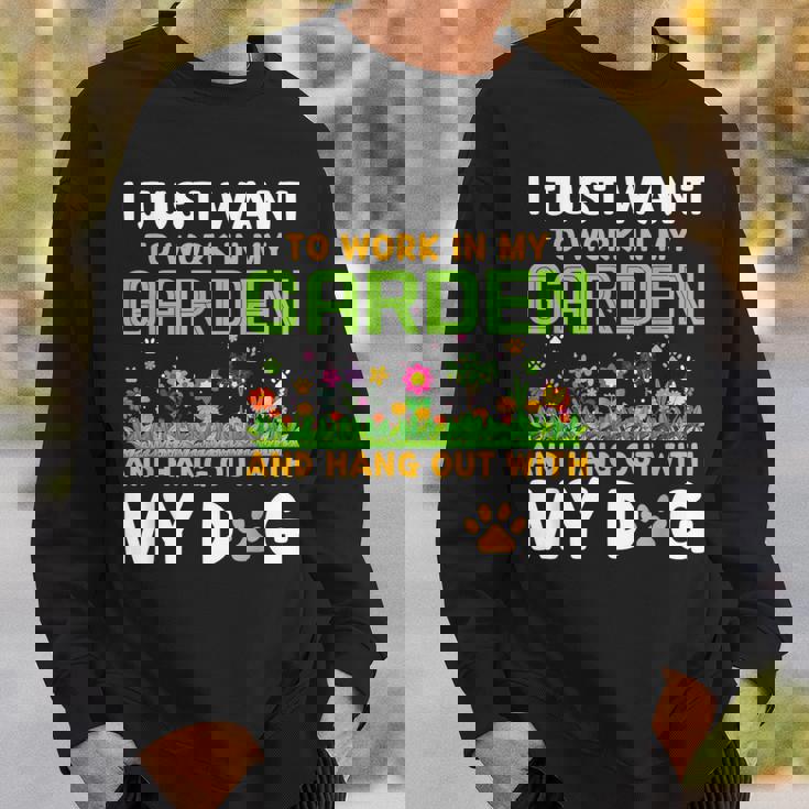 庭で働いて犬とたむろしたい スウェットシャツ 彼への贈り物