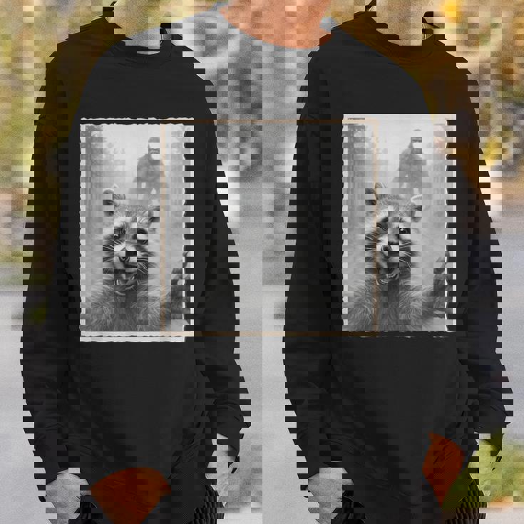 怖いアライグマのセルフィーとビッグフット&面白いサスカッチ。 スウェットシャツ 彼への贈り物