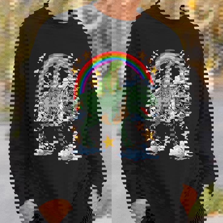 恐竜恐竜に乗る緑のイグアナ スウェットシャツ 彼への贈り物