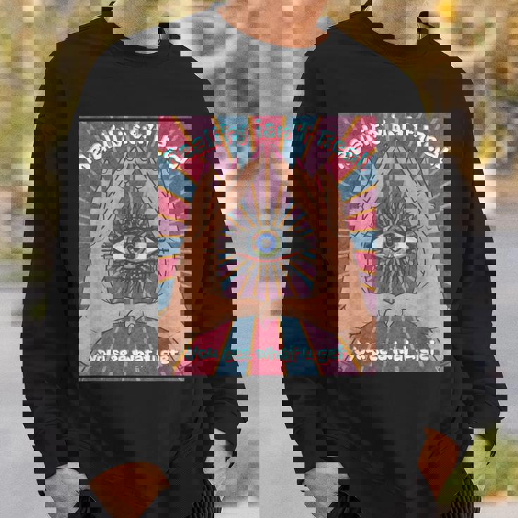 手、三角形、すべてが見える目を持つイルミナティデザイン。 スウェットシャツ 彼への贈り物