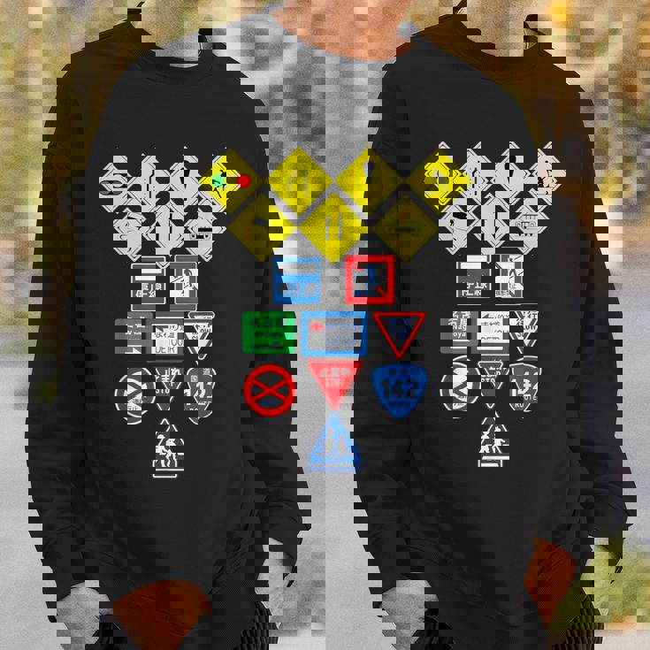 日本の道路標識、日本の交通警告シンボルグラフィック。 スウェットシャツ 彼への贈り物