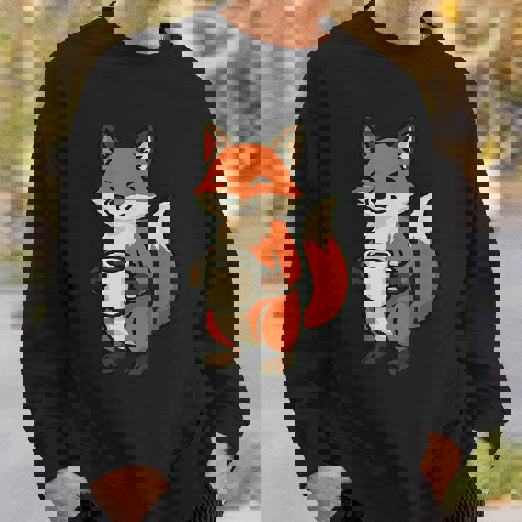 朝のコーヒーを楽しむ居心地の良いキツネ。 スウェットシャツ 彼への贈り物