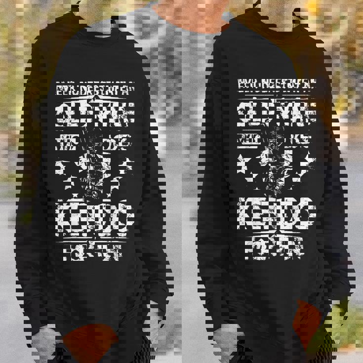 楽しみのために剣道をする老人を決して過小評価しないでください。 スウェットシャツ 彼への贈り物