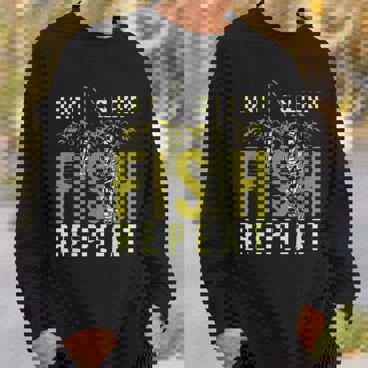 漁師のために睡眠魚を繰り返し面白い引用を食べる スウェットシャツ 彼への贈り物