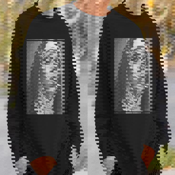 熱い修道女がタバコを吸う、反抗的な修道女 スウェットシャツ 彼への贈り物