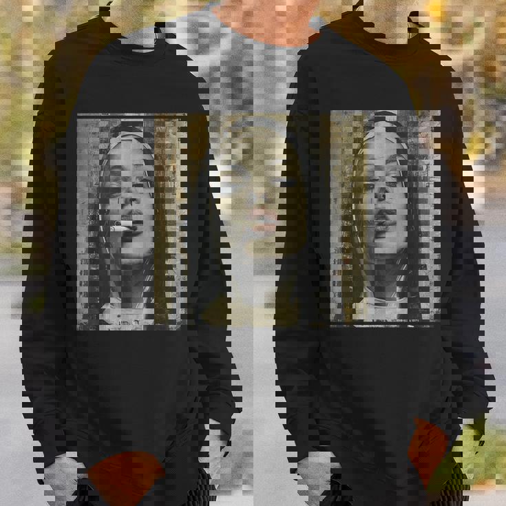 熱い尼僧がタバコを吸う、反抗的な尼僧 スウェットシャツ 彼への贈り物