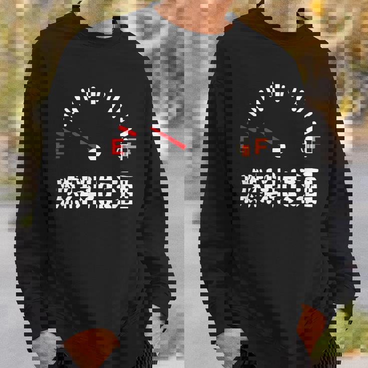 燃料は酒 ネタ 酒好き お酒好き ビール好き 日本酒好き ハイボール好き ジョーク 酒カス 酒呑み おもしろ スウェットシャツ 彼への贈り物