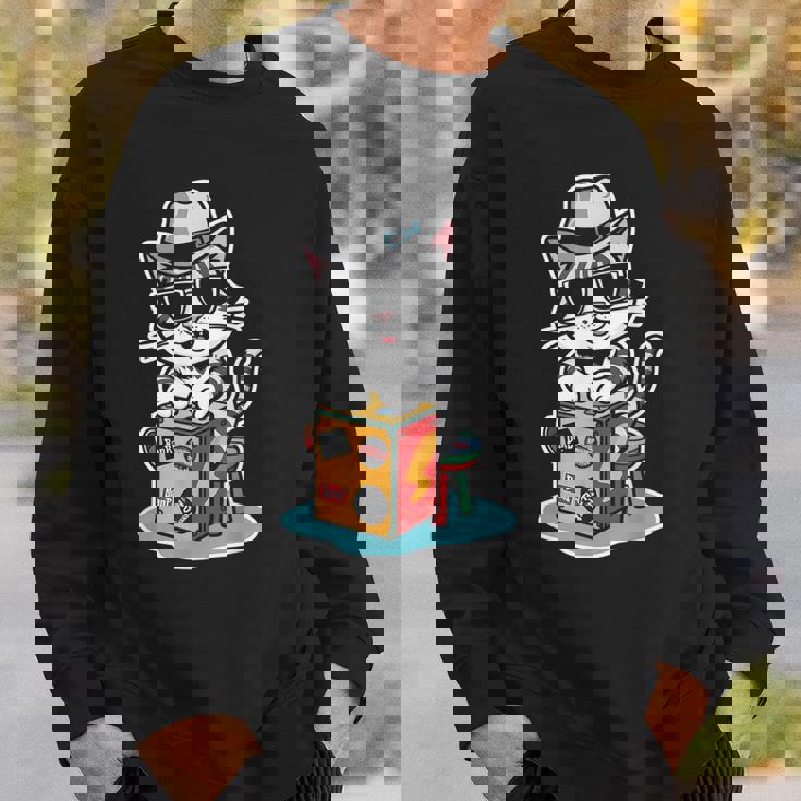 猫が奏でるカホン楽器 スウェットシャツ 彼への贈り物