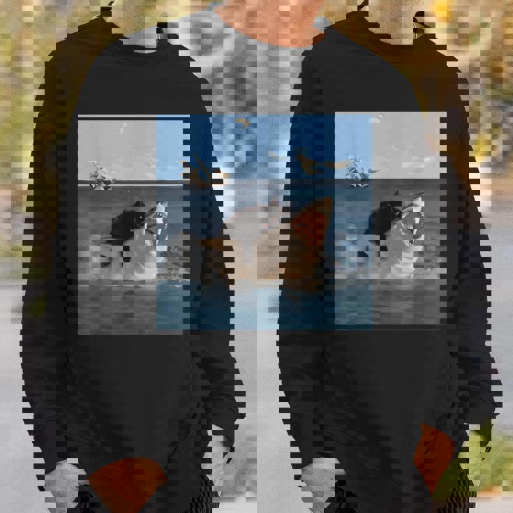 猫を噛むサメの面白いアートと猫好きの面白い猫とサメ。 スウェットシャツ 彼への贈り物