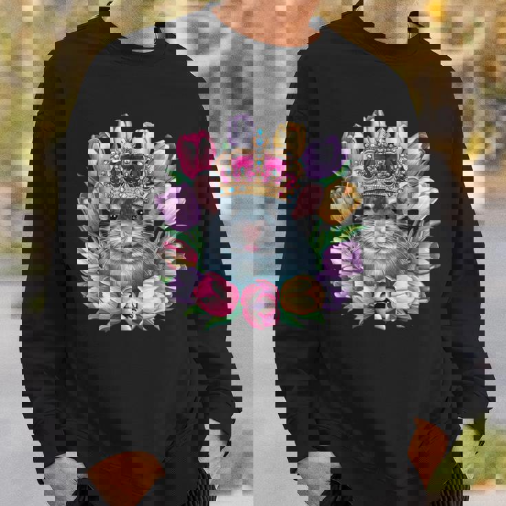 王冠とカラフルなチューリップを持つかわいいチンチラ スウェットシャツ 彼への贈り物
