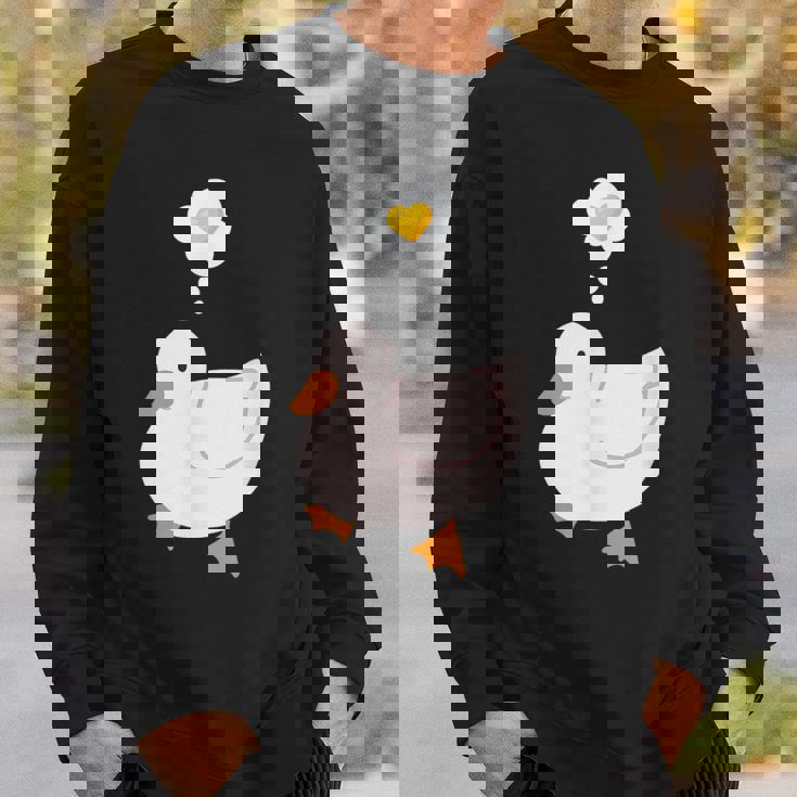 目玉焼きのハートがかわいいアヒル好きのデザイン。 スウェットシャツ 彼への贈り物