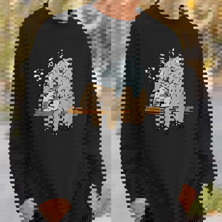 眠っているかわいい怠け者ナマケモノ ベビーコアラ ママベア昼寝 スウェットシャツ 彼への贈り物