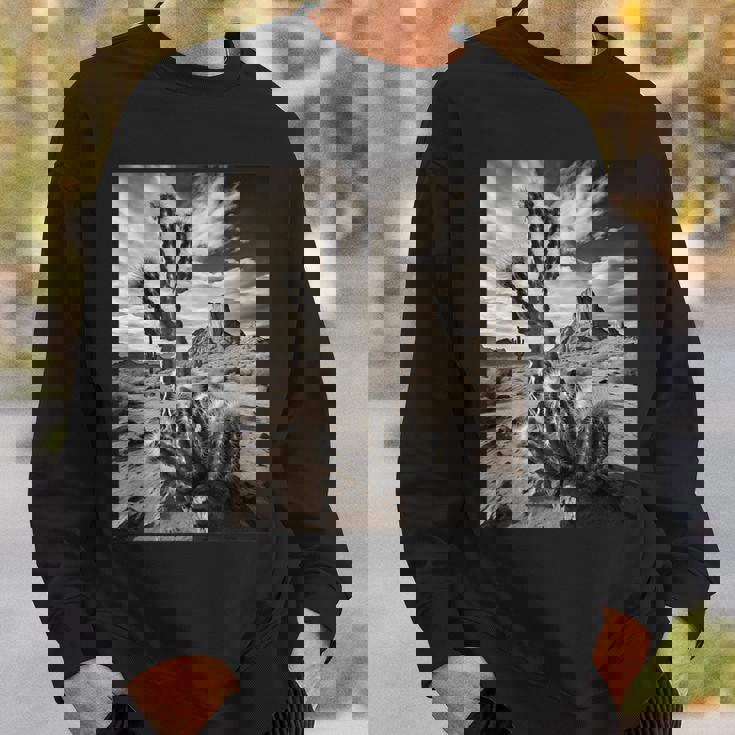 砂漠のサボテンのモノクロ写真 スウェットシャツ 彼への贈り物