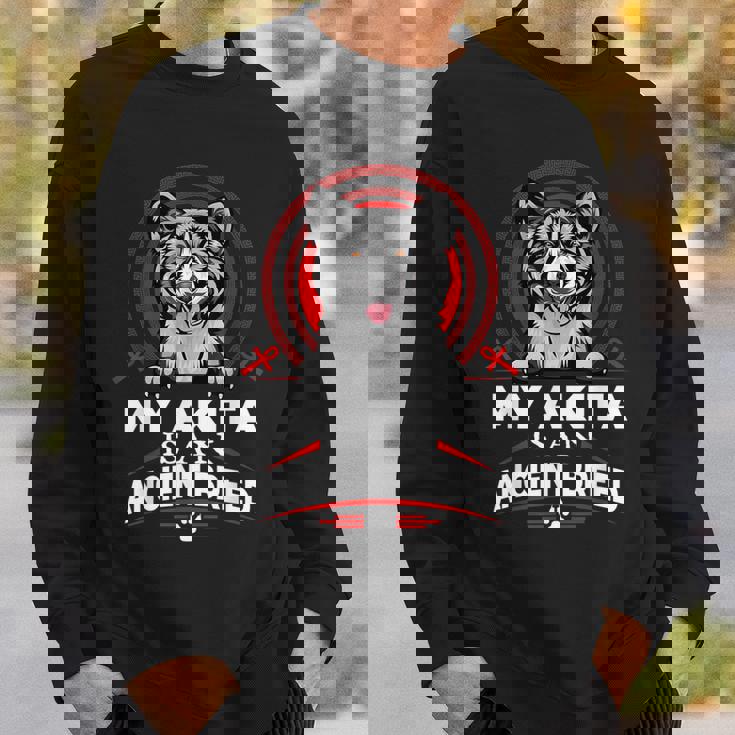 私の秋田は古代の品種の面白い子犬の犬の恋人です スウェットシャツ 彼への贈り物