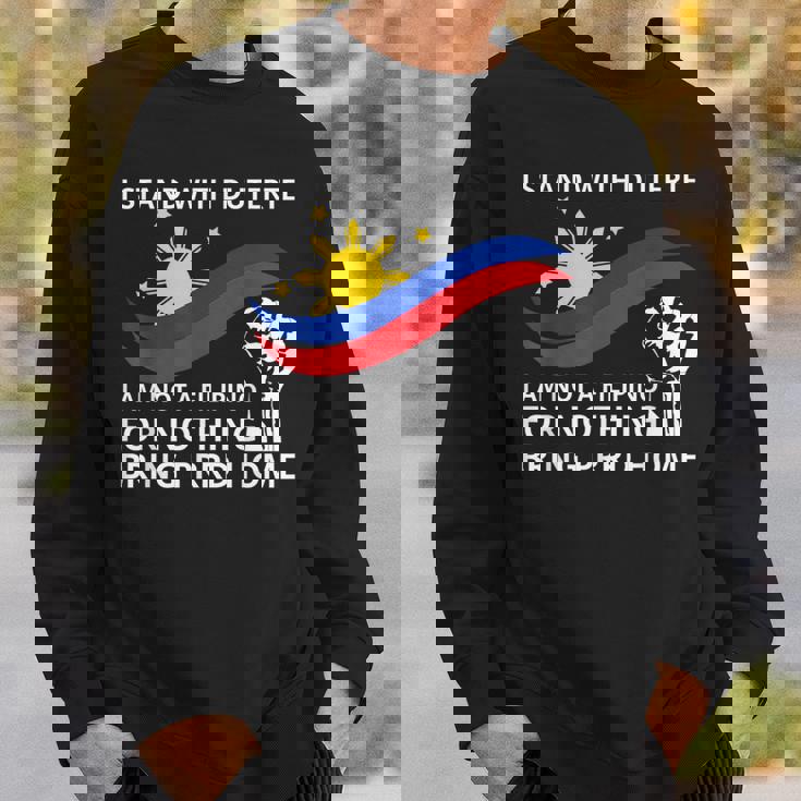 私はドゥテルテのtシャツを着て立っています。私は何の役にも立たないフィリピン人ではありません スウェットシャツ 彼への贈り物