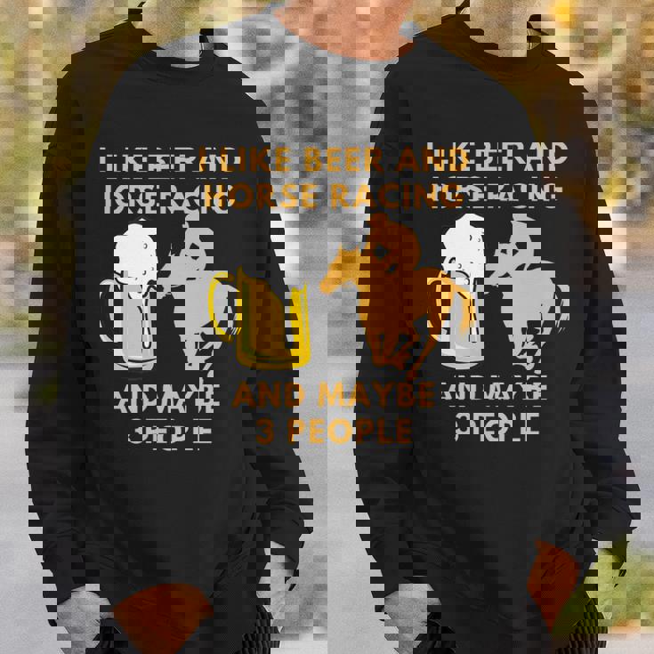 私はビールと競馬が好きで、多分3人の面白い贈り物が好きです スウェットシャツ 彼への贈り物