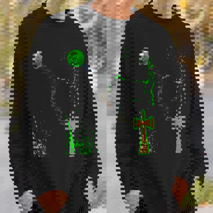 緑のスプレーの木のけん玉を渡ってガラスの球体に煙の波 スウェットシャツ 彼への贈り物