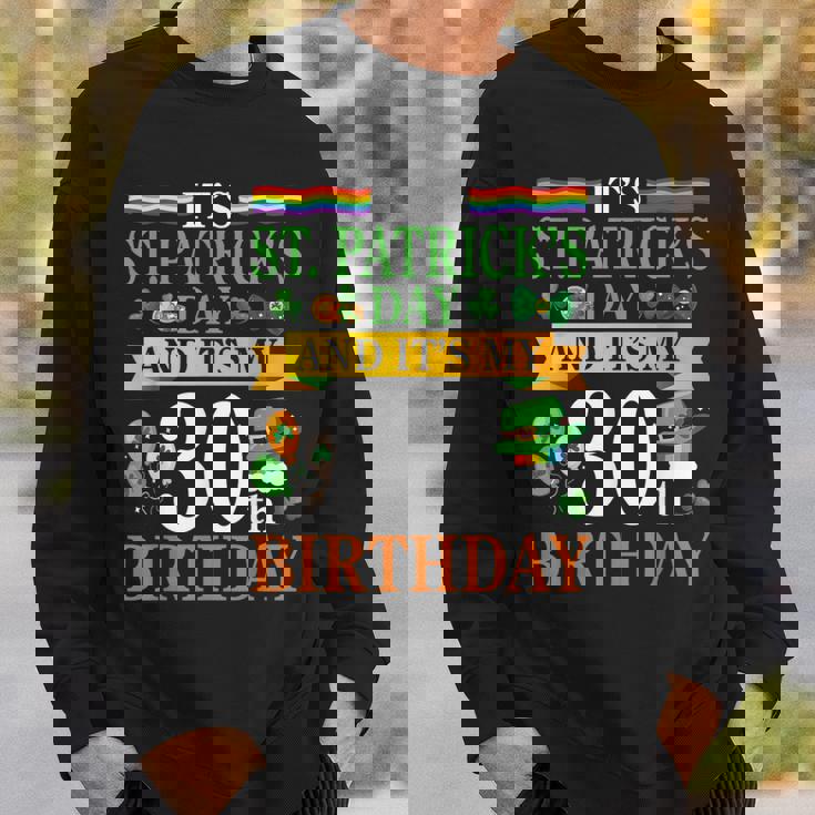 聖パトリックの日と私の30歳の誕生日 30歳 スウェットシャツ 彼への贈り物